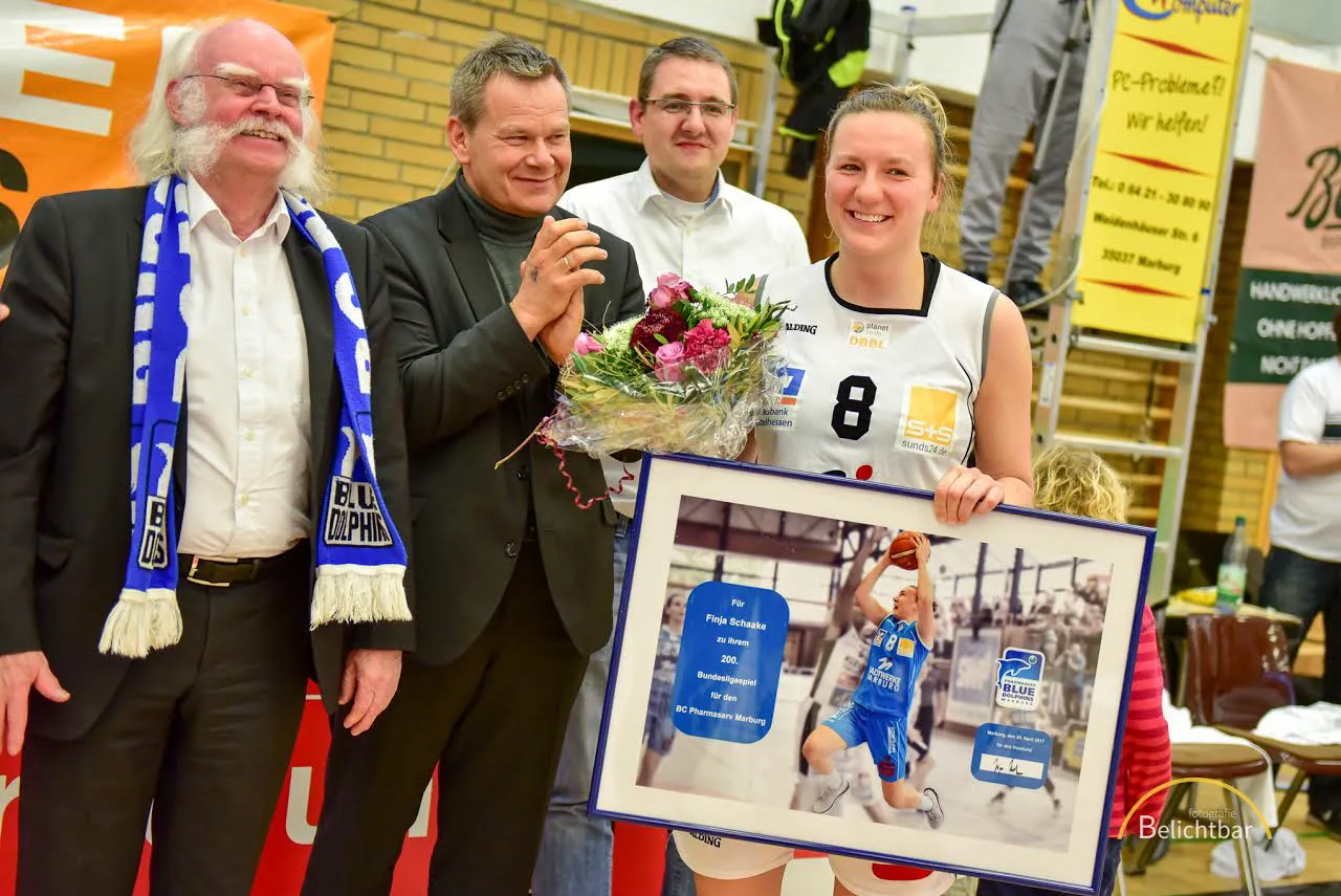  BC-Präsident Jürgen Hertlein (von links) ehrte im Beisein von OB Dr. Thomas Spies und BC-Vizepräsident Björn Backes Finja Schaake für 200 Bundesliga-Einsätze für den BC Marburg. Foto: Melanie Schneider